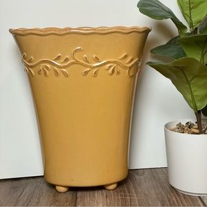Bright Ceramic Bucket with Feet, Delicate Vine Decals, Scalloped Edges